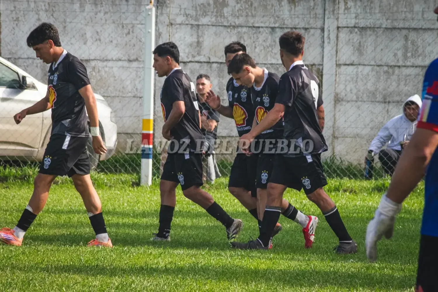 El festejo del primer gol de Huracán Ciclista, cuyo autor fue Arrachea