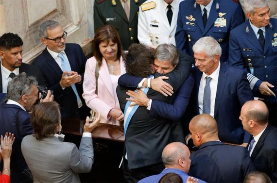 El gobierno celebró el primer superávit fiscal en 14 años