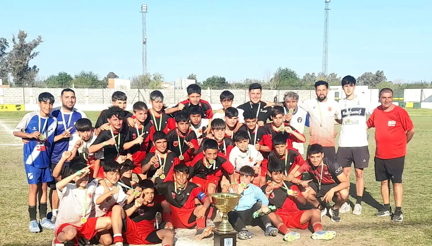 En marzo de este año se cumplieron 50 años de la obtención del Entrerriano de Selecciones Mayores. Hoy, estos Juveniles depositarán en las vitrinas de la institución de Julio A. Roca 210 una copa enorme, ganada con tesón, garra, empeño, trabajo, porque nadie le regaló nada en este certamen y aquí hay que apuntar para que el fútbol de Gualeguay vuelva a ocupar el lugar de donde nunca debió salir a nivel provincial....bien arriba.