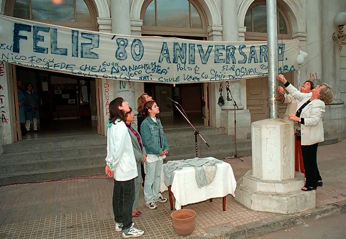 CIEN AÑOS forjando mentes y corazones