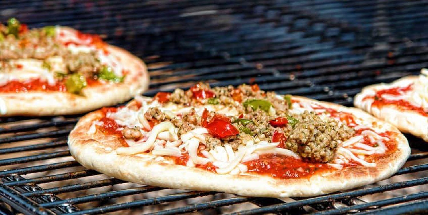 A celebrar el Día del Maestro Pizzero y Pastelero con un invento bien nuestro: la pizza a la parrilla