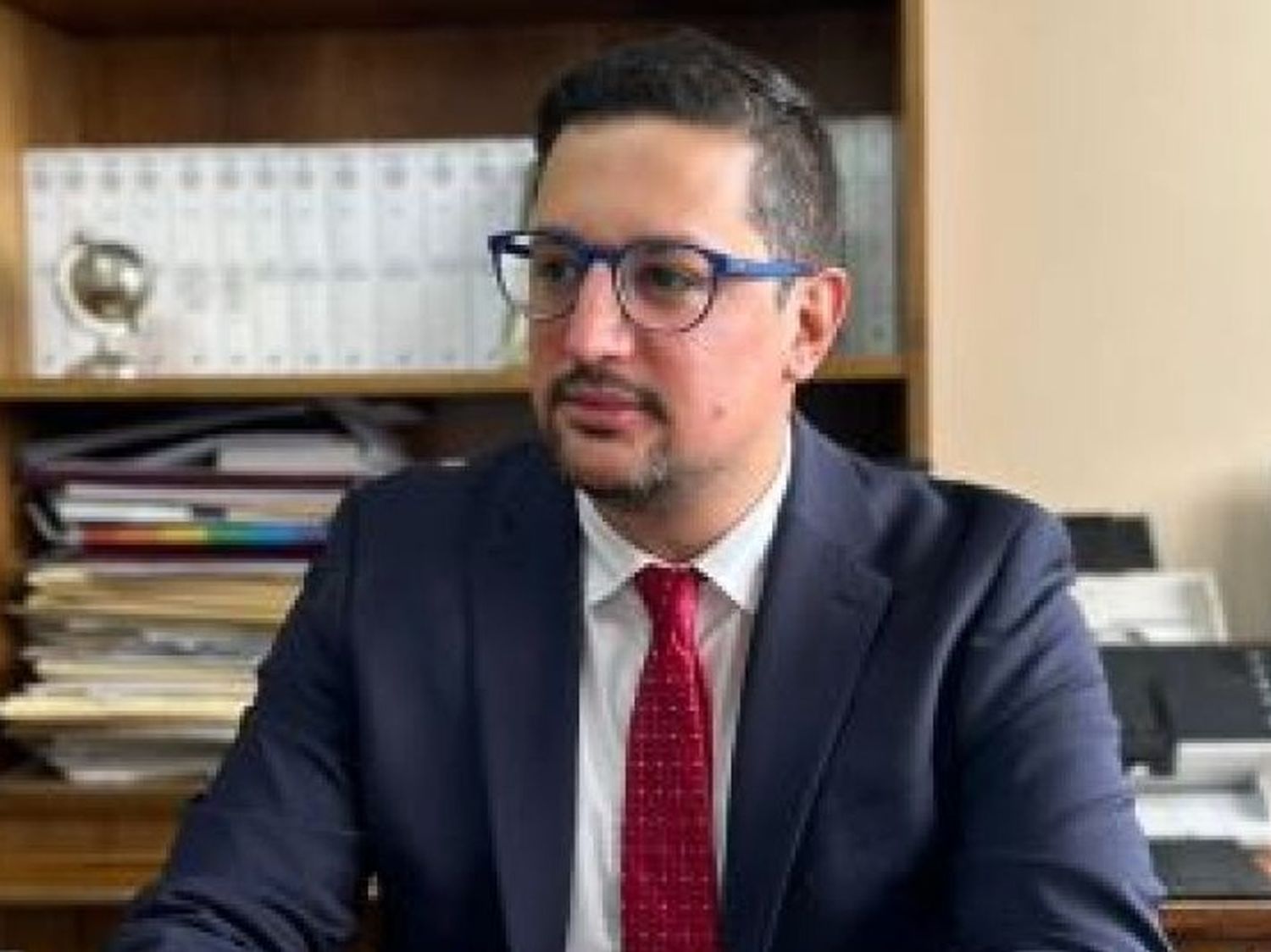 Policías detuvieron y llevaron a juicio a un hombre forzando un reconocimiento y ahora serán procesados