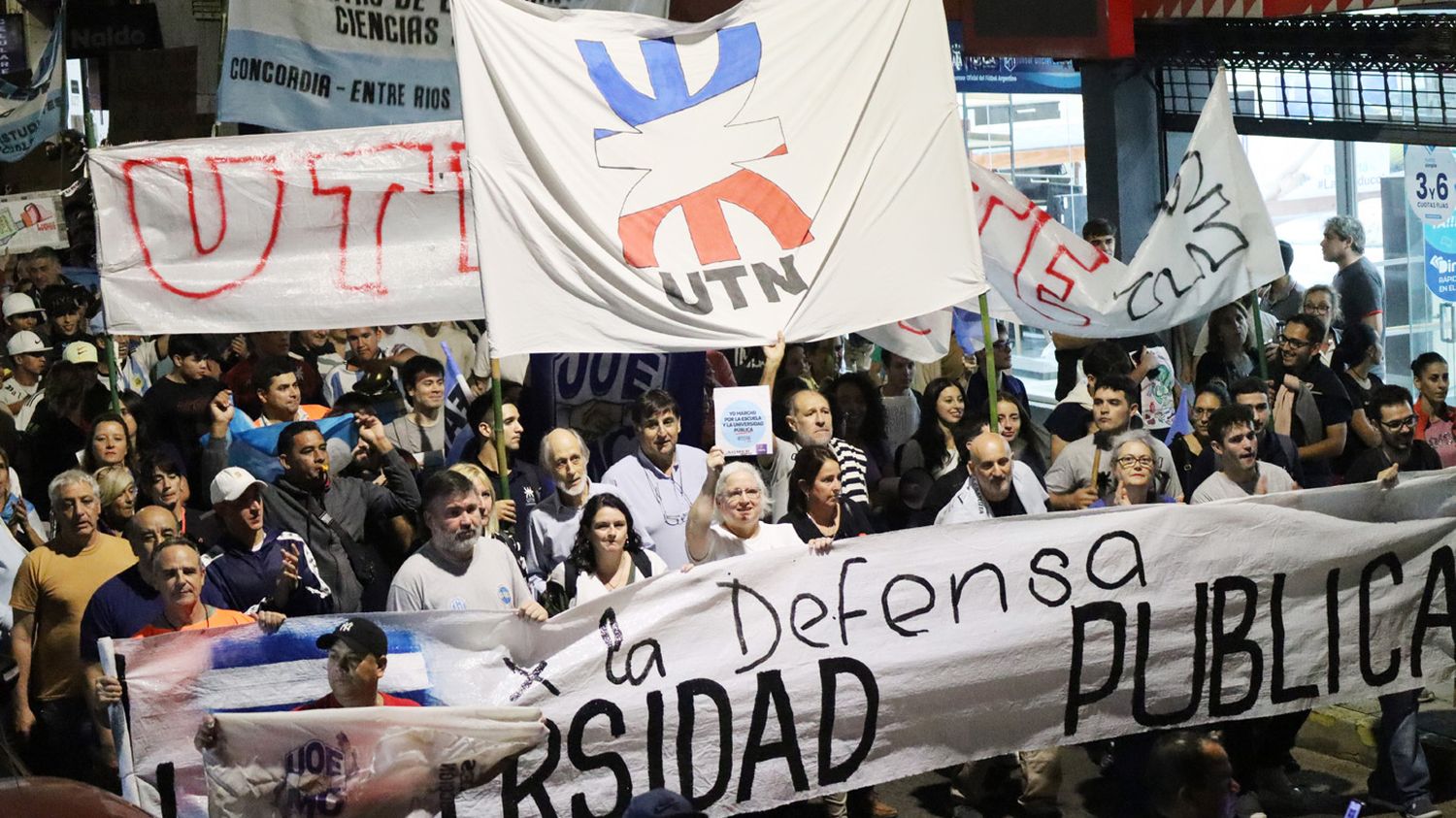 Multitudinaria marcha en Concordia en defensa de la universidad pública