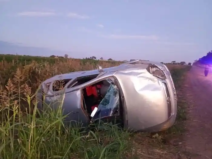 Dos menores resultaron lesionadas al volcar un auto en zona rural: fueron trasladadas al hospital