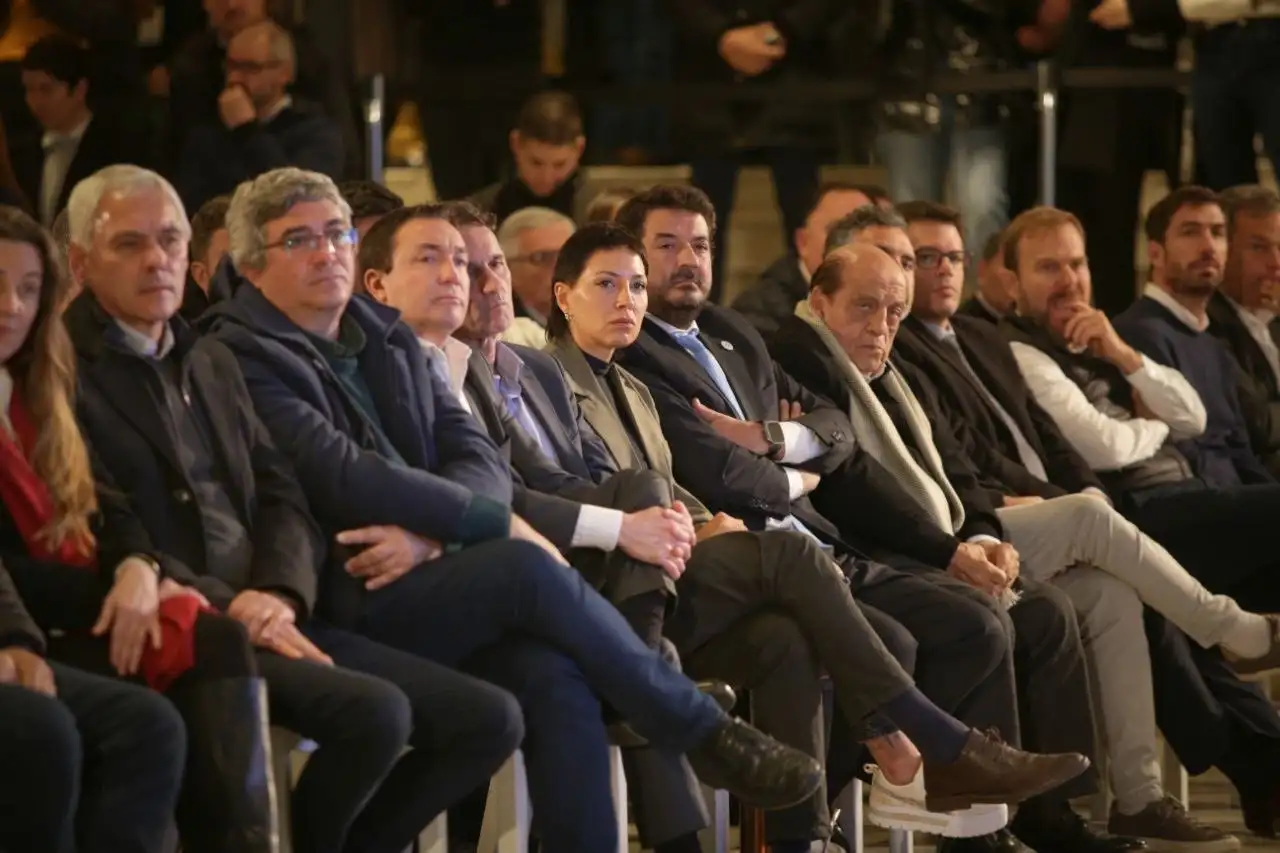 Intendentes peronistas durante el acto de entrega del segundo desembolso del fondo.