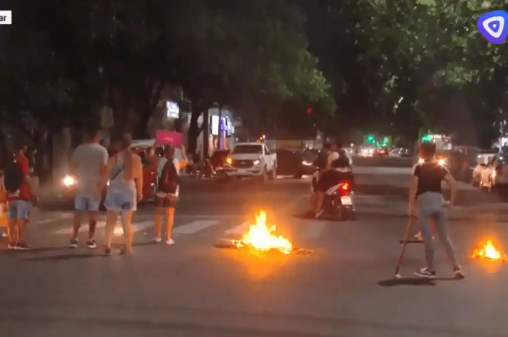 Reclamo frente a la comisaría 21 de Rosario: buscan a un joven que habría estado detenido en esa dependencia