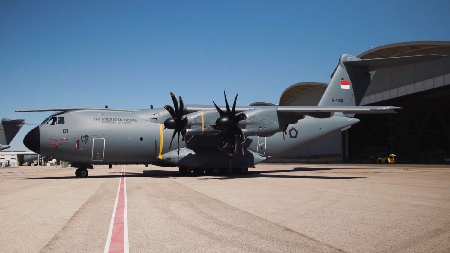 El primer A400M de Indonesia saliendo del taller de pintura de Airbus.