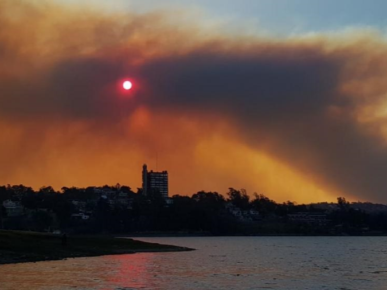  Bomberos continúan trabajando contra el incendio en Santa María de Punilla 