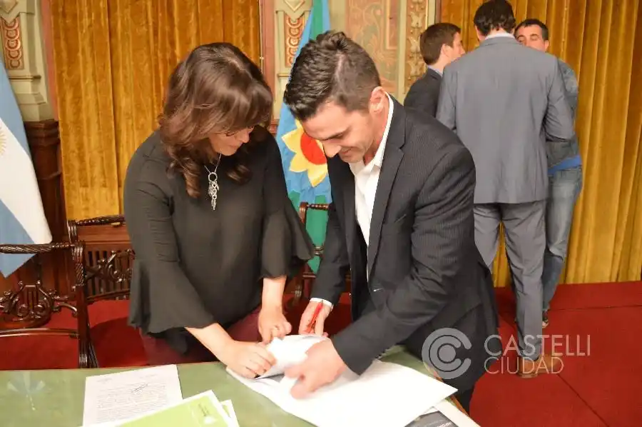 Echarren firmó convenio para la concreción de obras en Castelli