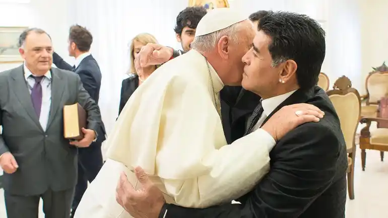 El papa Francisco recordó a Maradona junto a exjugadores del Napoli