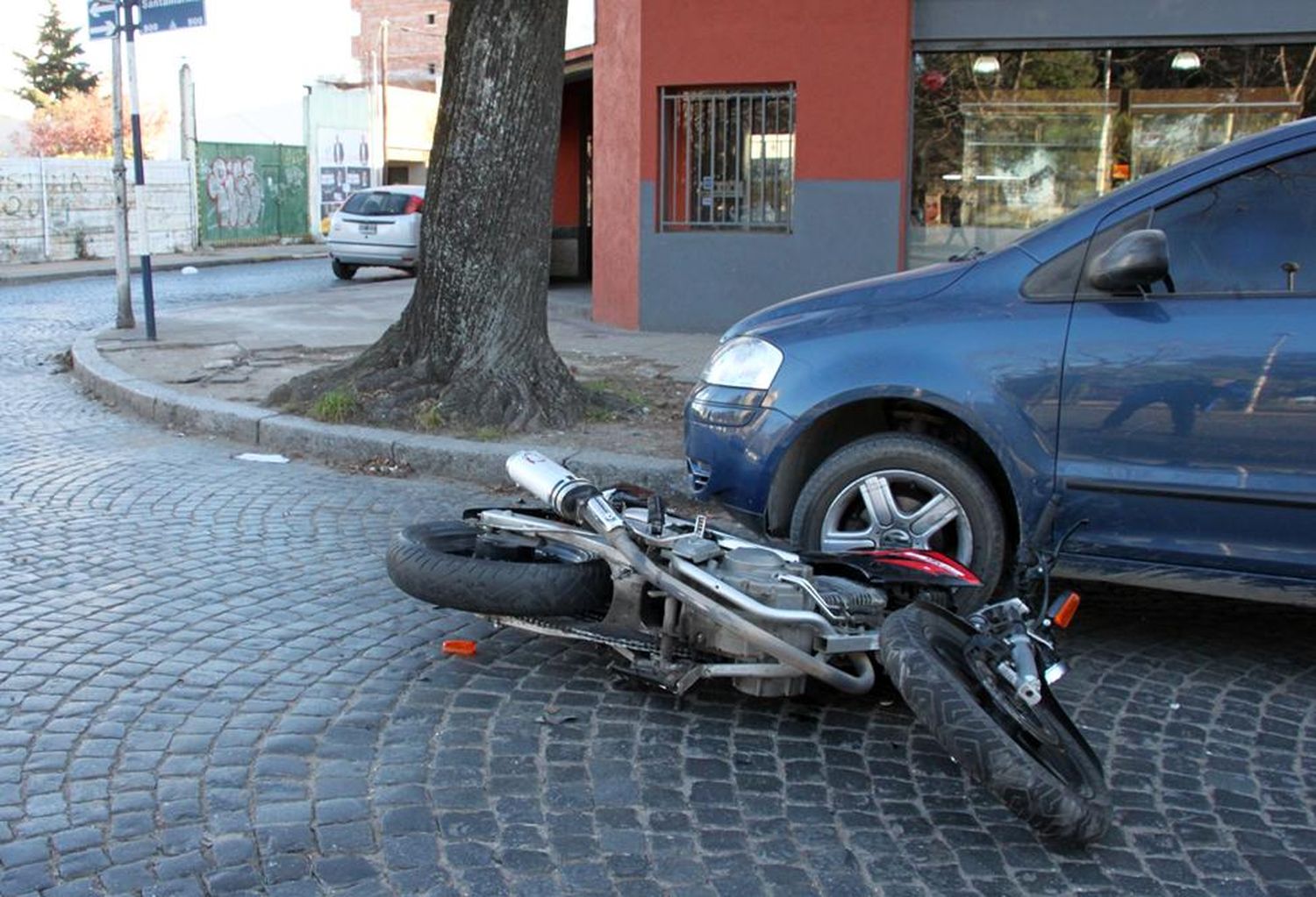Dos jóvenes lesionados en un  choque en Santamarina y Mitre  