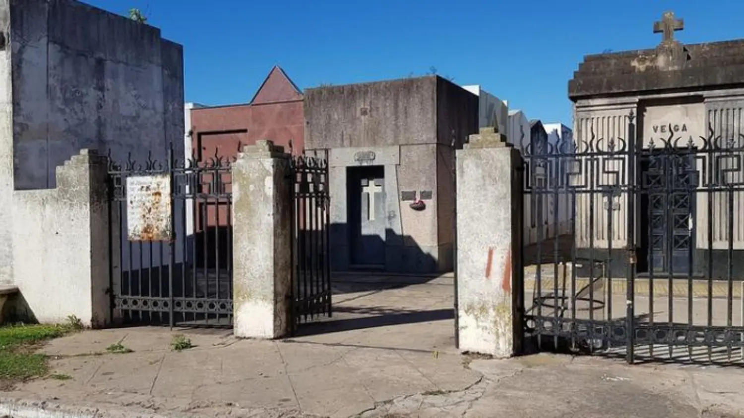 Una pareja quedó atrapada en el cementerio municipal. Para salir debieron saltar las rejas.
