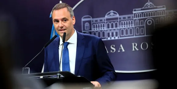Adorni anunció que la SIDE detectó un grupo de espías rusos en Argentina