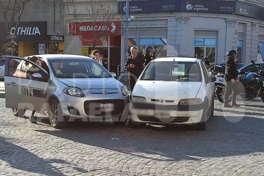 Accidente en pleno Microcentro: dos automóviles colisionaron sobre Bv. Santa Fe