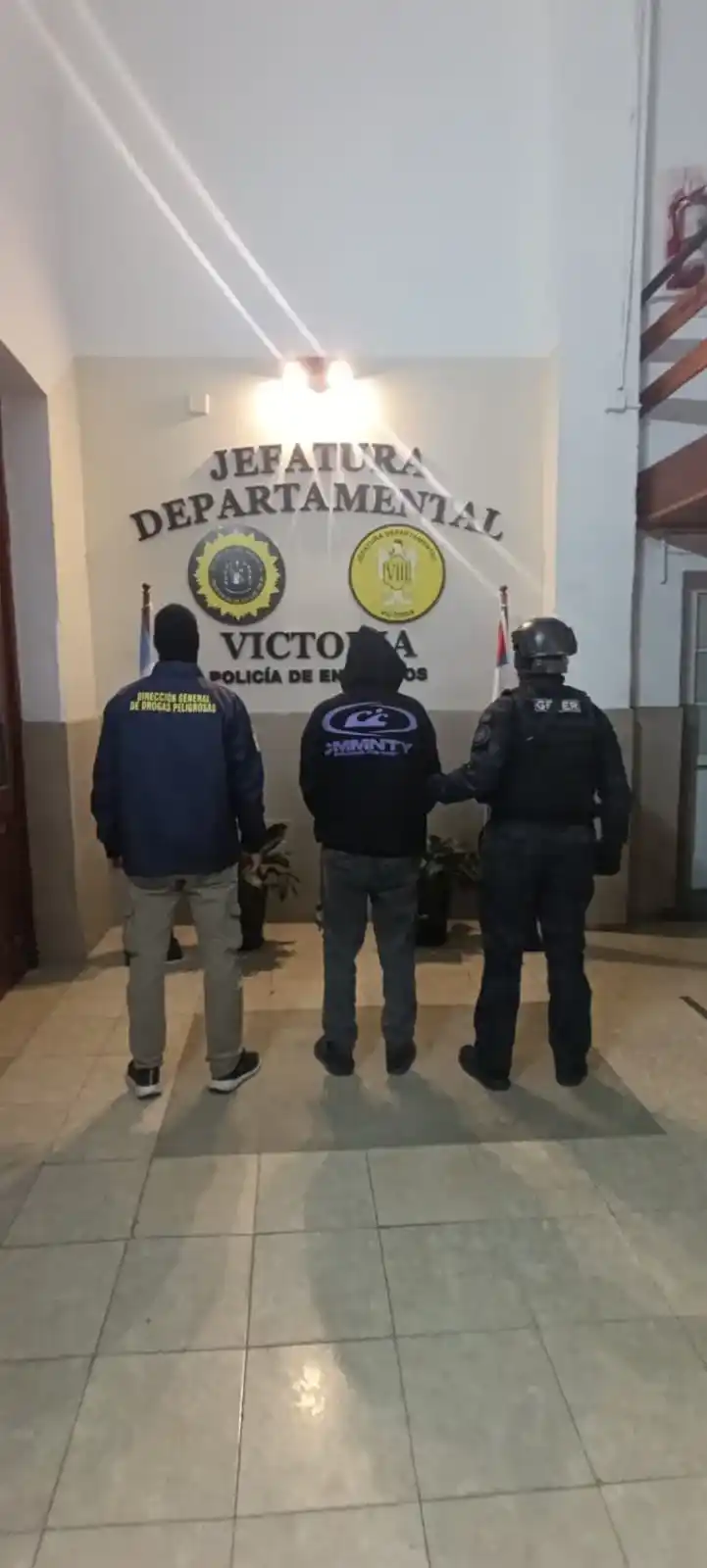 Dos detenidos y droga secuestrada en allanamientos por narcomenudeo en Victoria