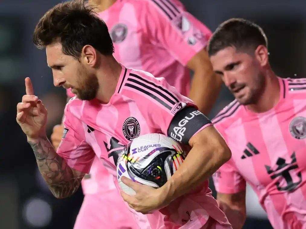 Messi superó un récord de Cristiano Ronaldo en su lucha por ser el máximo goleador de la historia