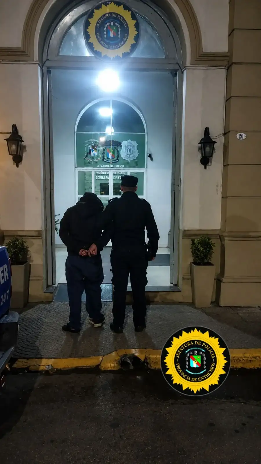 Una vecina denunció que un hombre estaba golpeando violentamente la puerta de un club y fue detenido