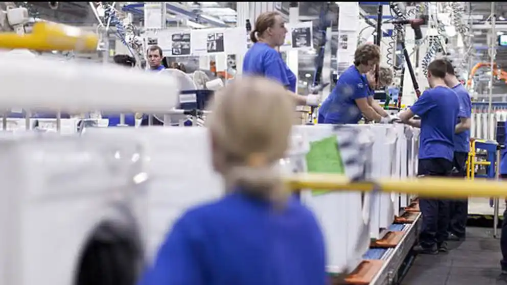 Por la fuerte caída de las ventas, hay más de 600 trabajadores afectados en dos reconocidas fábricas de electrodomésticos