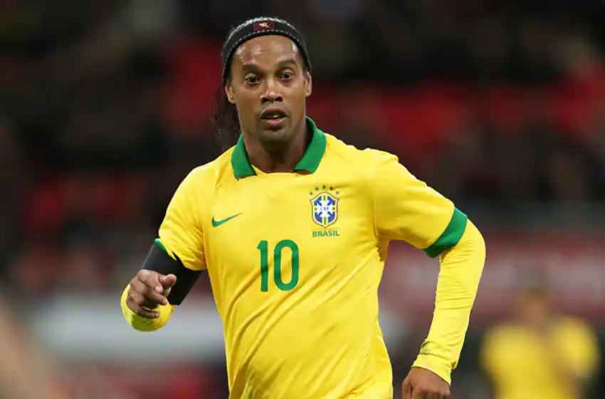 Ronaldinho anunció su retiro definitivo