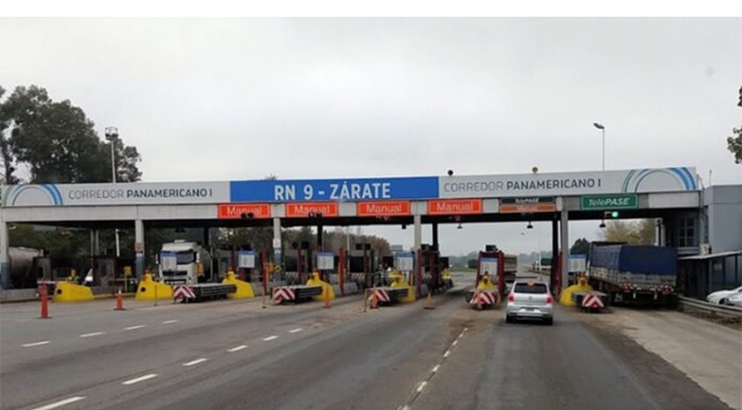 Los lugareños deben pagar peaje para cruzar en el km 100 ó para transitar hacia o desde el sector de islas.