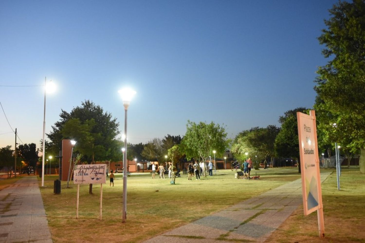 Se instalaron en la plaza cinco nuevas columnas con reflectores con tecnología LED y también se hizo de cambio en columnas existentes.