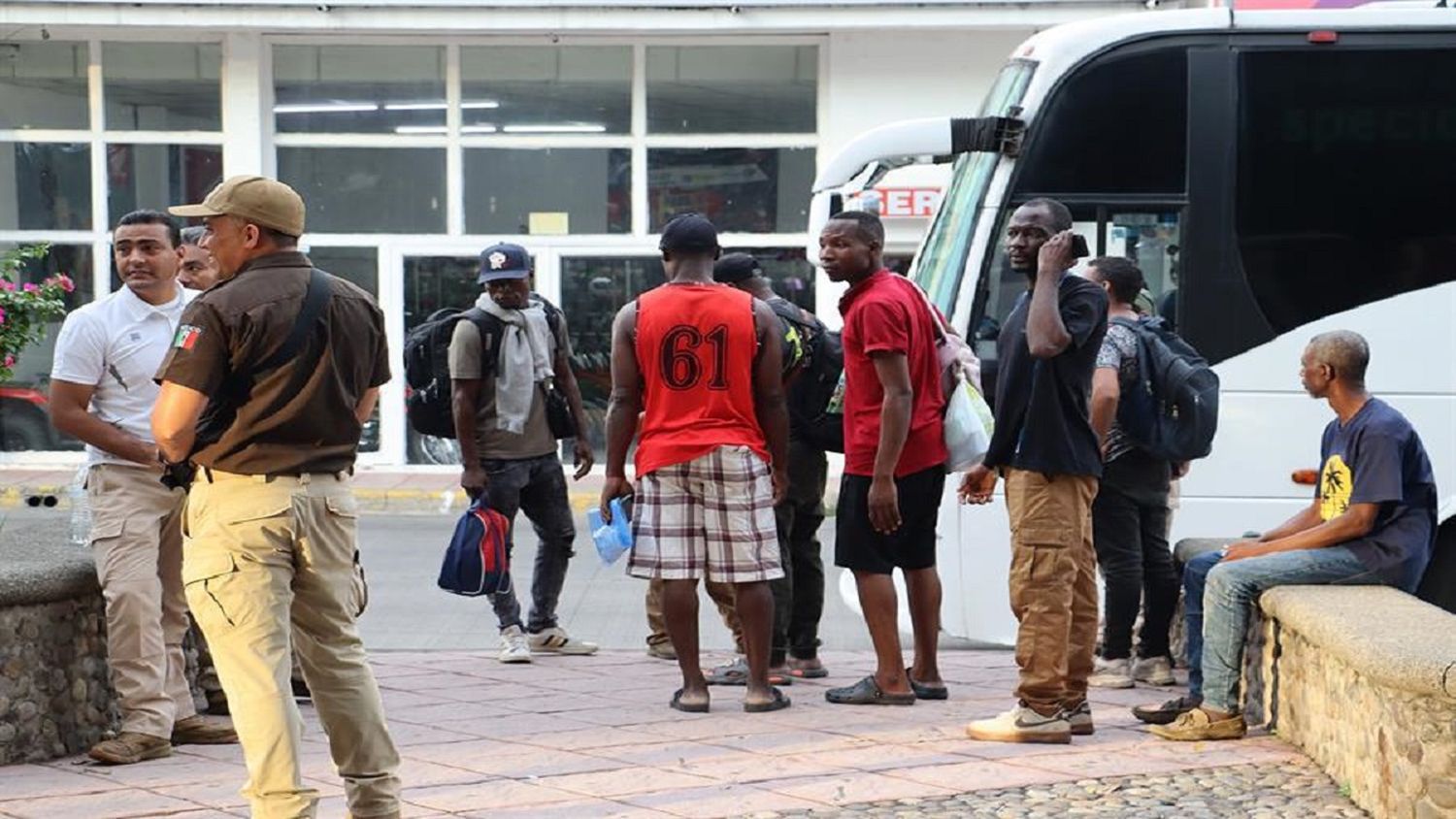 Cada vez más aterrados: venezolanos que entraron a EE. UU. con programas humanitarios tienen solo días para «autodeportarse»