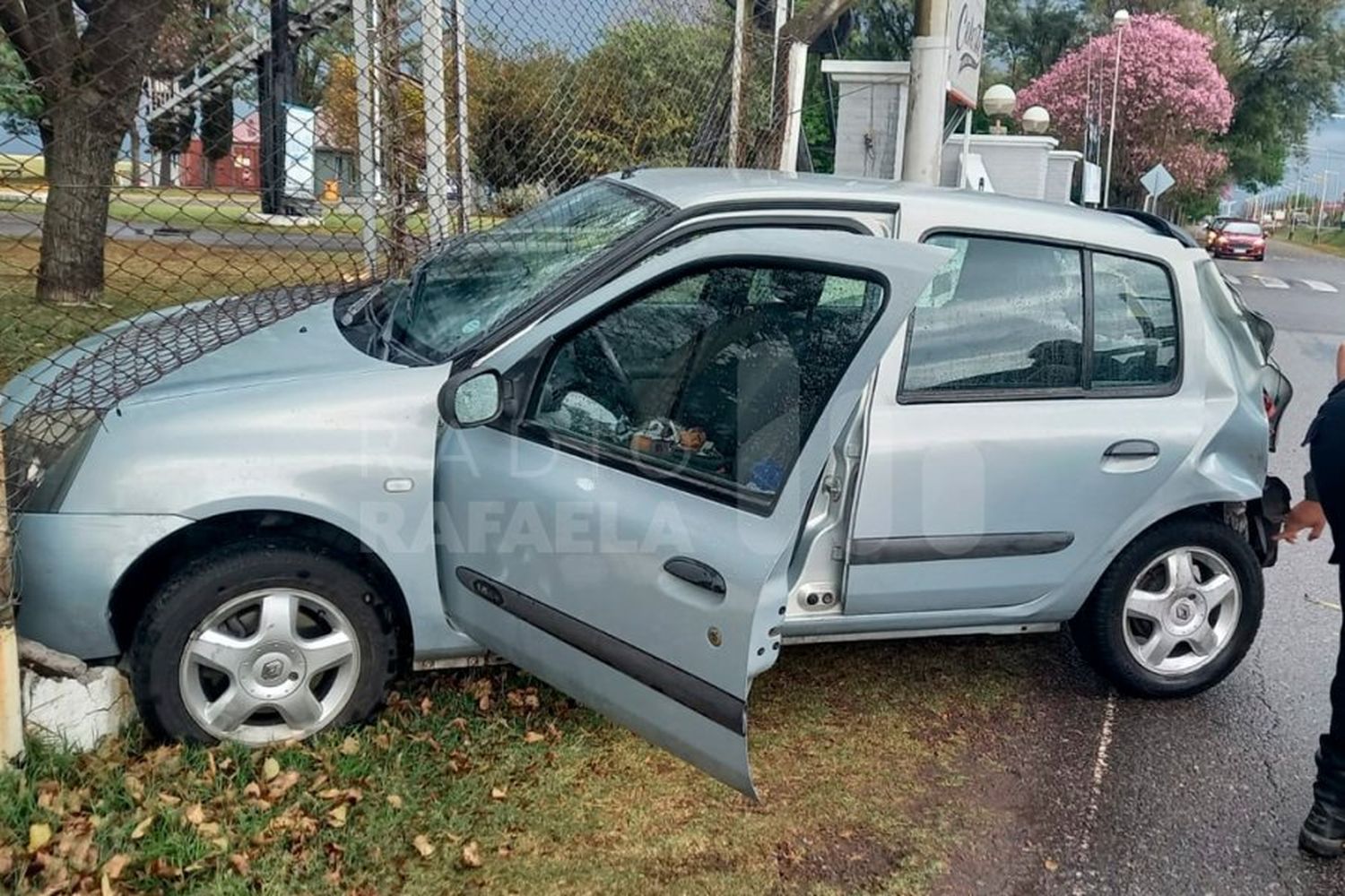 Por poco no fue tragedia: chocó contra un camión y terminó incrustado contra el Aeroclub