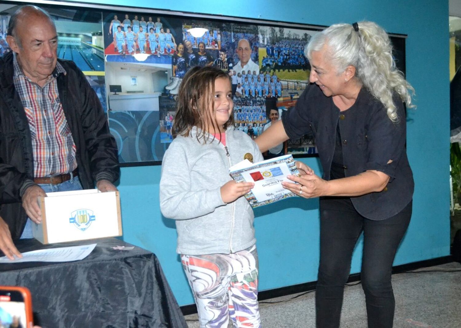 Argentino de Firmat presentó el álbum de figuritas de su centenario