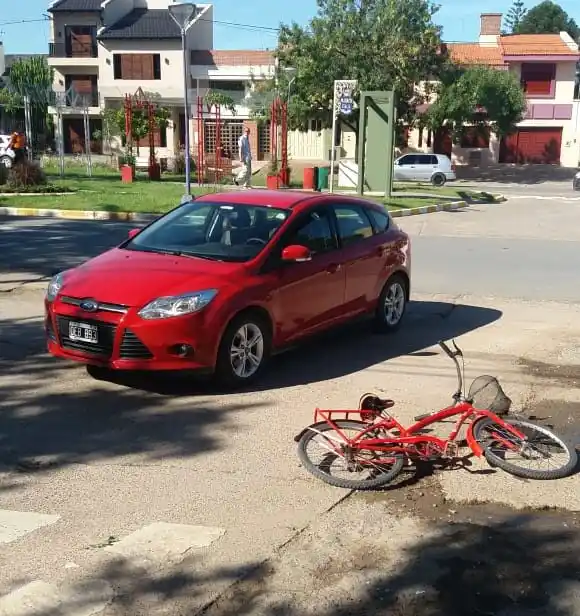 Ciclista fue colisionada por un automóvil