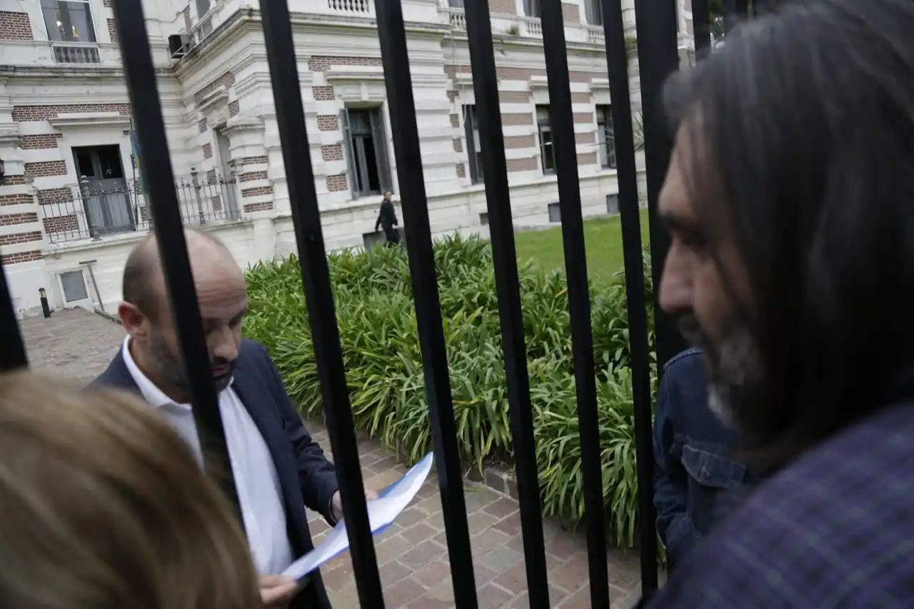 Gremios docentes entregaron, reja mediante, una carta a Vidal con un pedido de audiencia