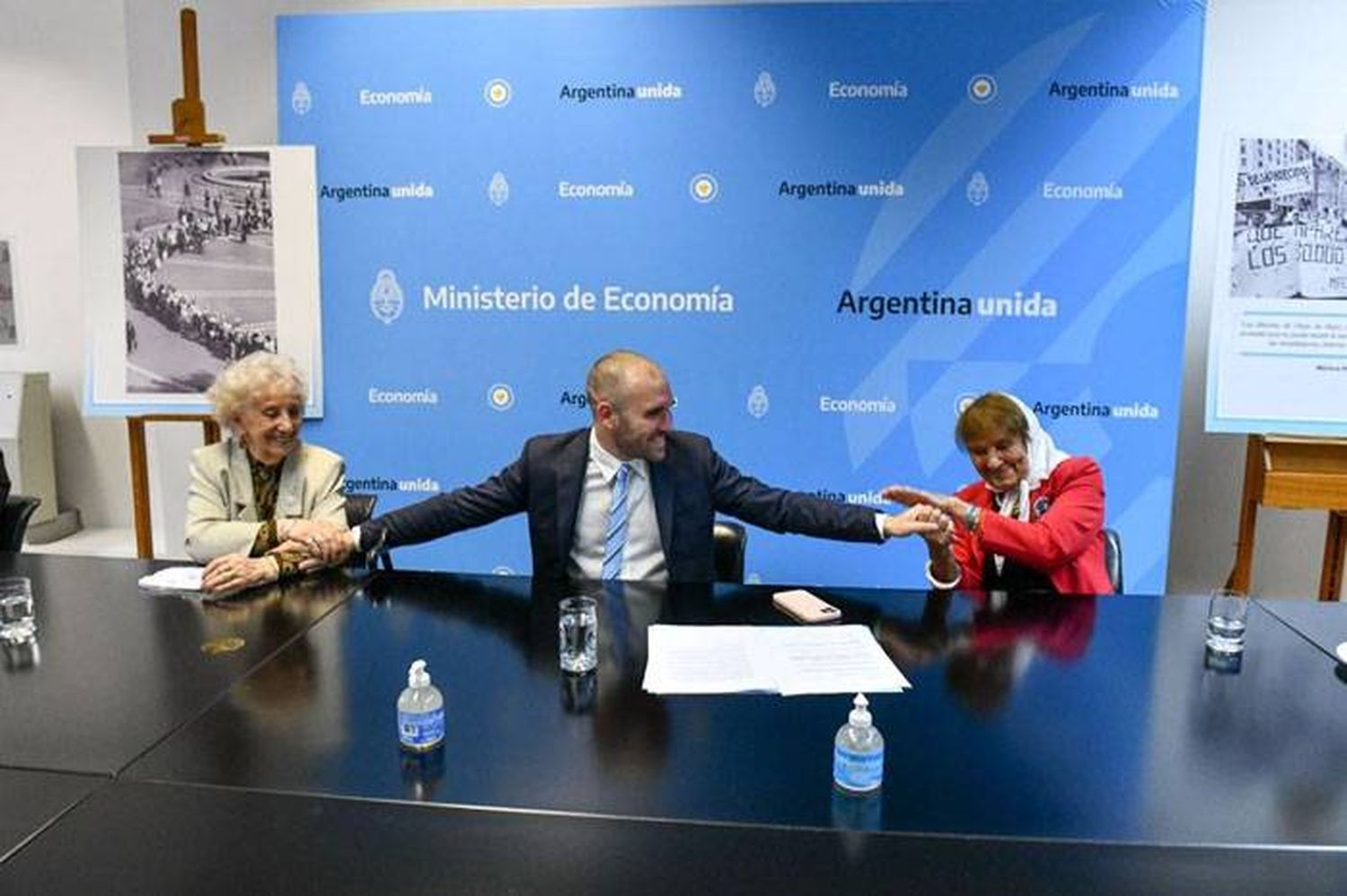 El Salón Rojo del Ministerio de Economía pasó a llamarse  �SSalón Abuelas y Madres  de Plaza de Mayo⬝