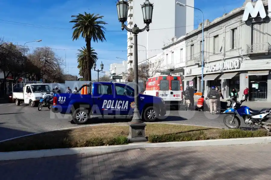 Una mujer con dos menores en moto impactó contra un automóvil en pleno centro