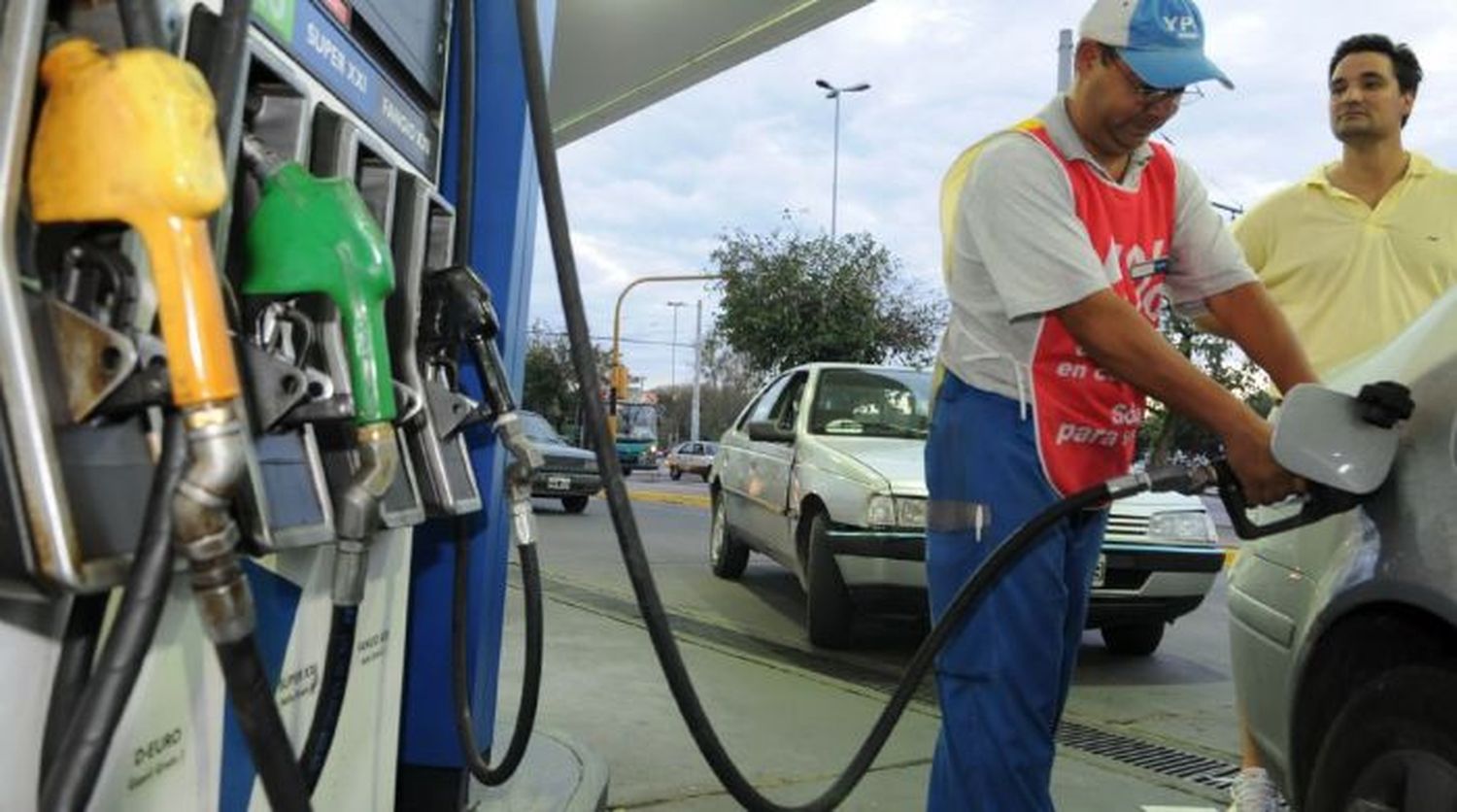 Aumentaron las naftas y aseguran que en mayo el litro costará 15 pesos