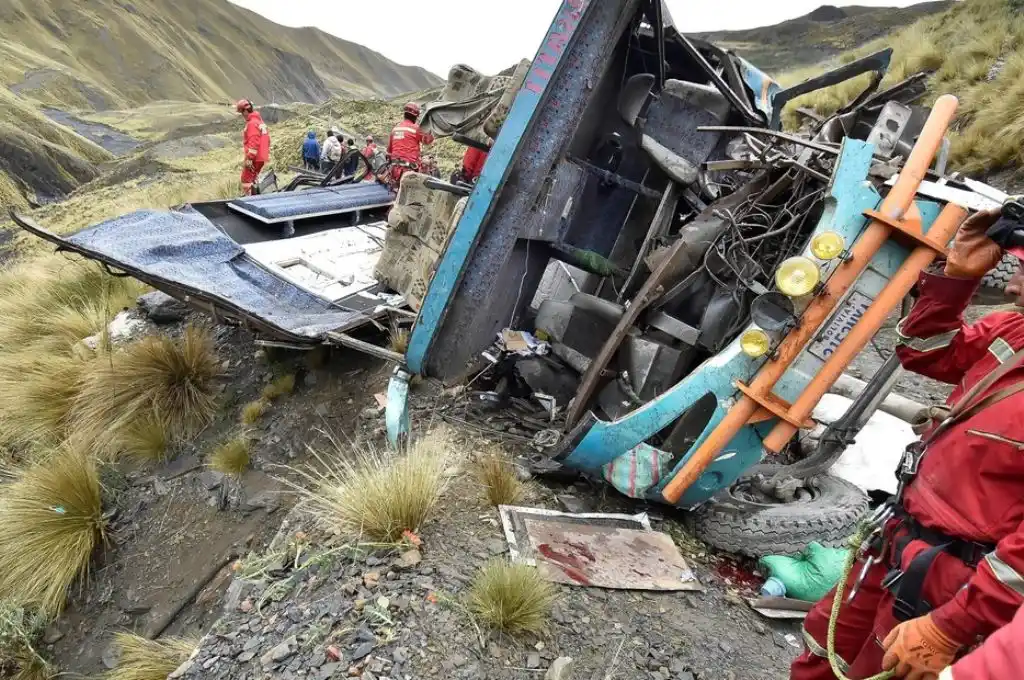 Colectivo desbarrancó