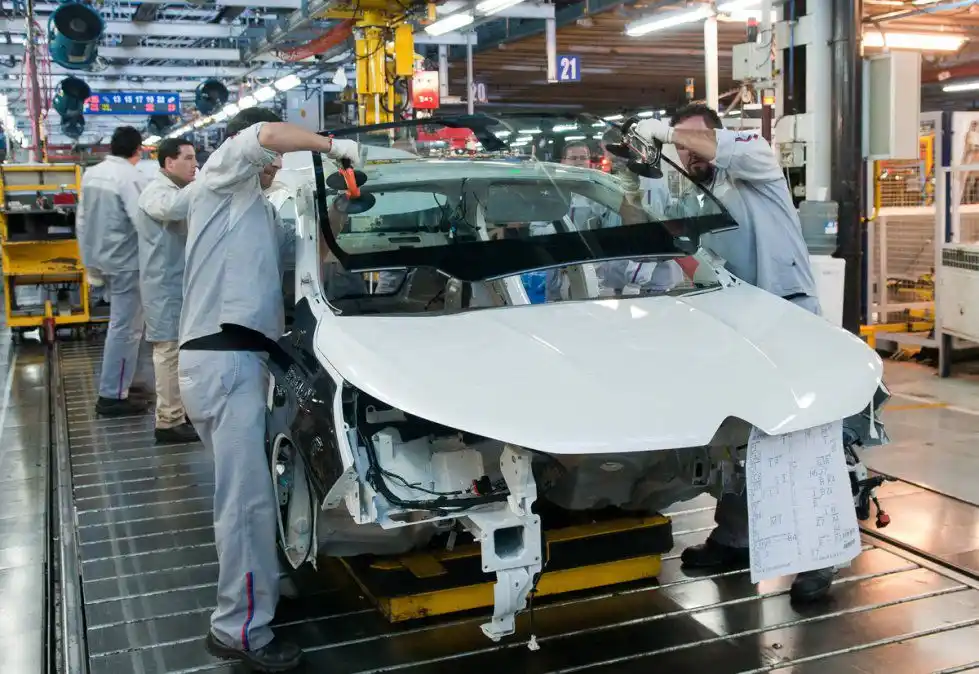 La producción industrial cayó 6,9% interanual en julio