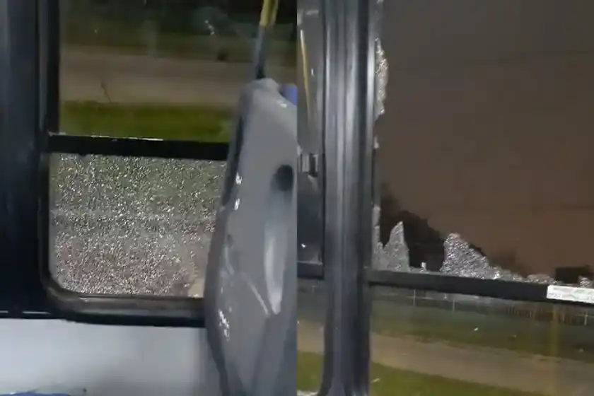 Agredieron a un colectivo a piedrazos en zona sur