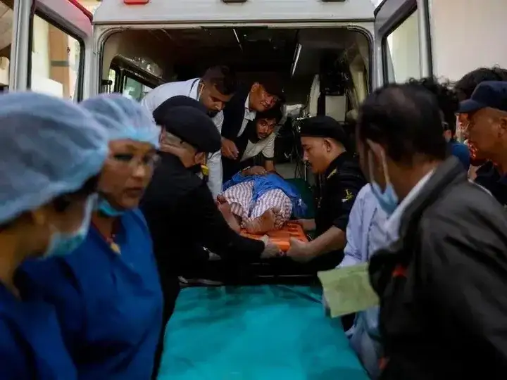 Los equipos de rescate trabajan intensamente en procura de dar con sobrevivientes.