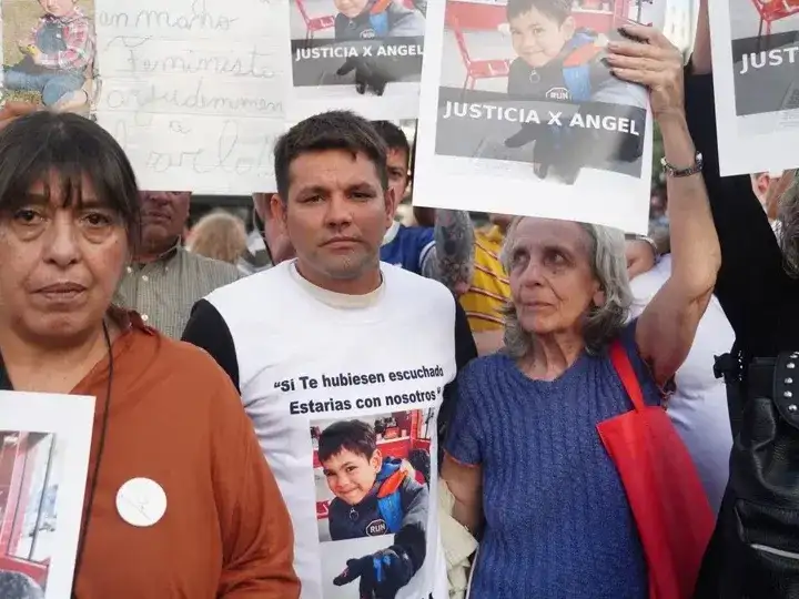 El padre de Ángel López, con la imagen de su hijo en la remera para reclamar justicia.