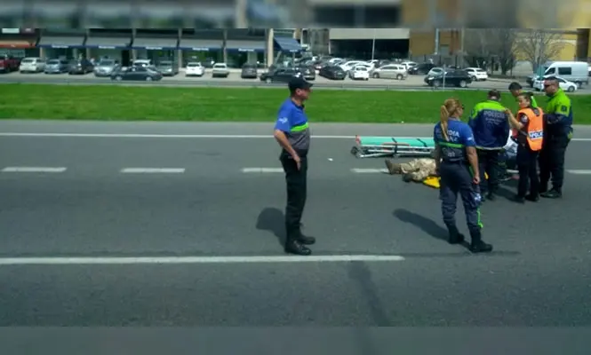 El gendarme herido espera la legada de la ambulancia.