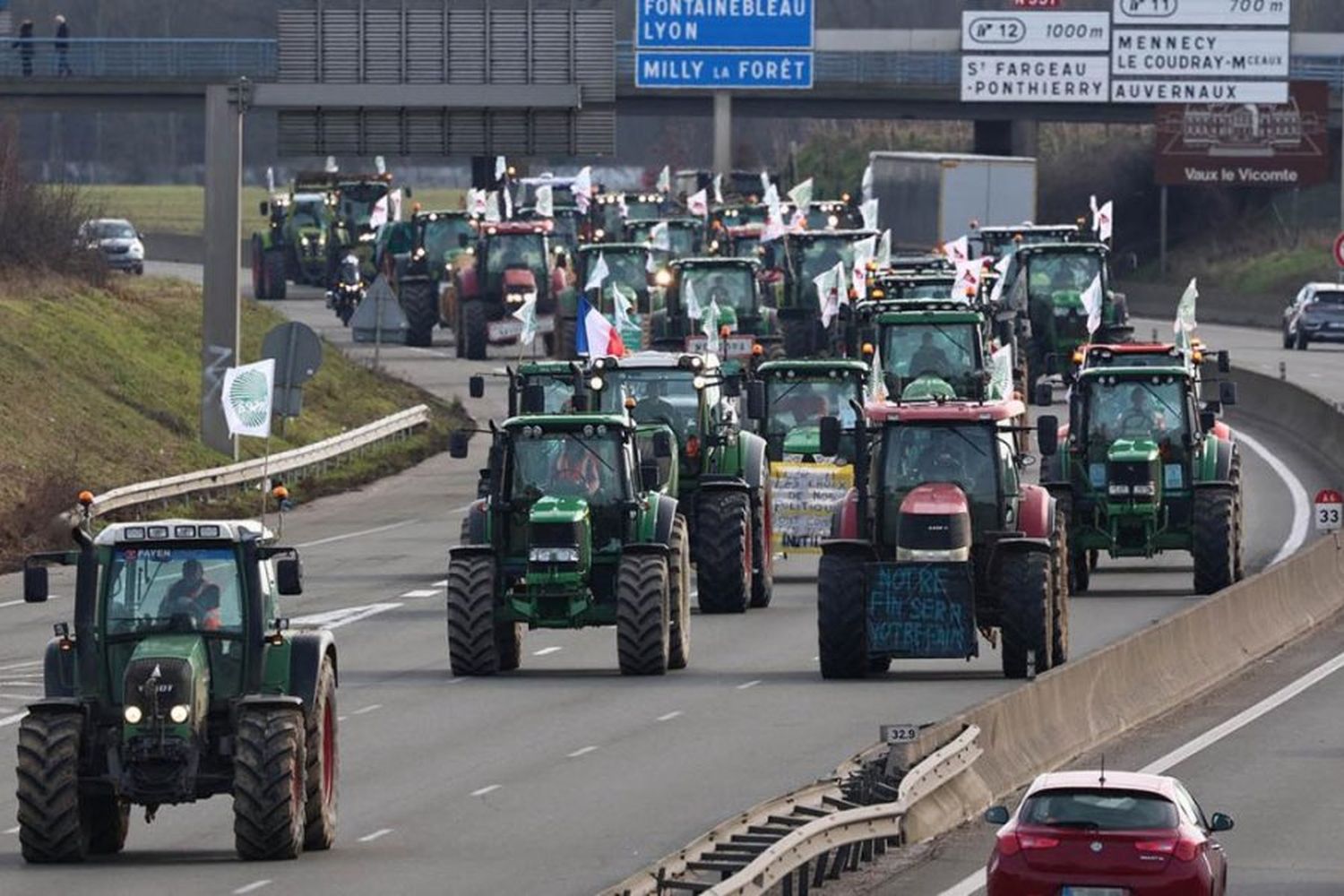 Los agricultores comenzaron a bloquear París y ponen en jaque al Gobierno