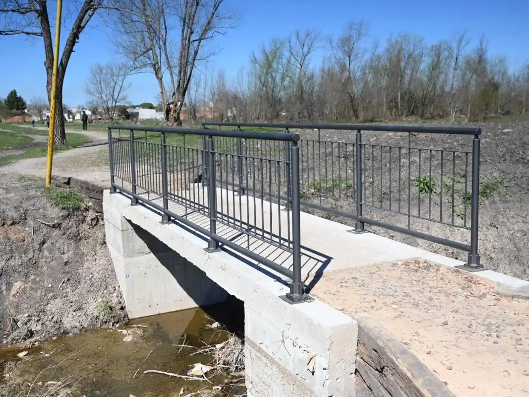 Quedó habilitado el nuevo puente peatonal que vincula a los barrios Don Pablo y Molinari