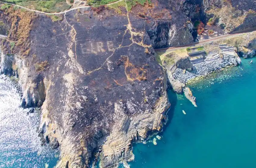 Un incendio forestal dejó al descubierto una señal de la Segunda Guerra Mundial