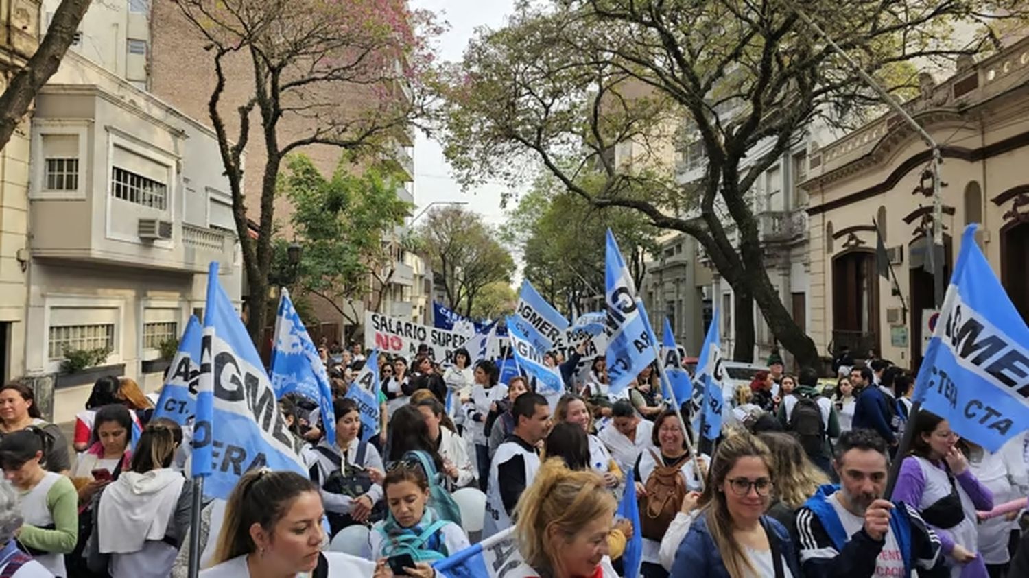 Masiva movilización de docentes de toda la provincia en Paraná