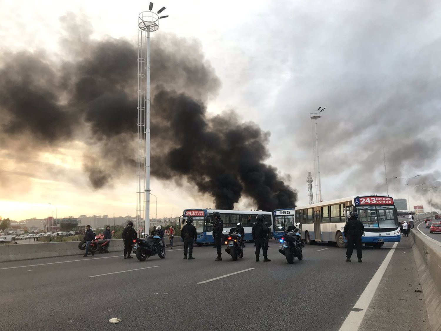 Paro nacional #30A: Manifestantes cortan el Puente La Noria mano a Capital Federal