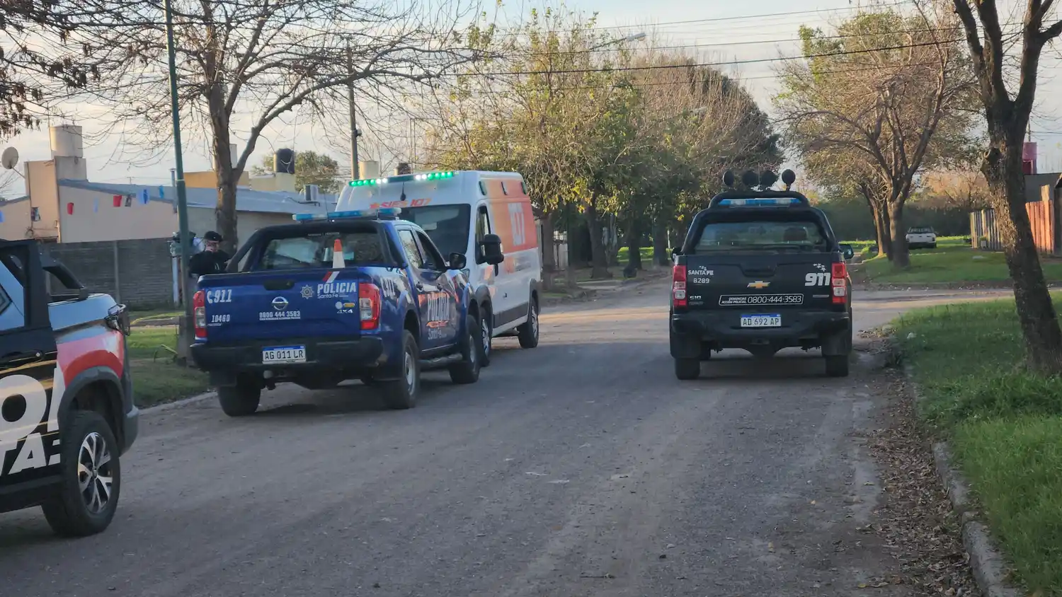 intervención policial barrio mora ciudad de esperanza ambulancia sies 107 patrullero tarde policía movil policial menores de edad menor de edad menores - 2