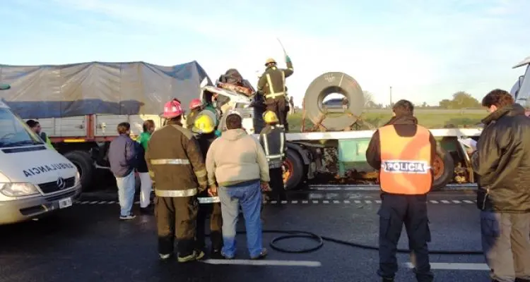 El rescate del chofer atrapado llevó más de 4 horas