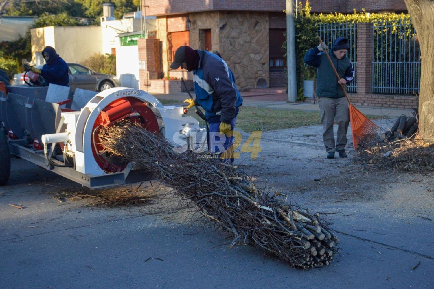 Las cuadrillas municipales siguen manteniendo los espacios públicos 