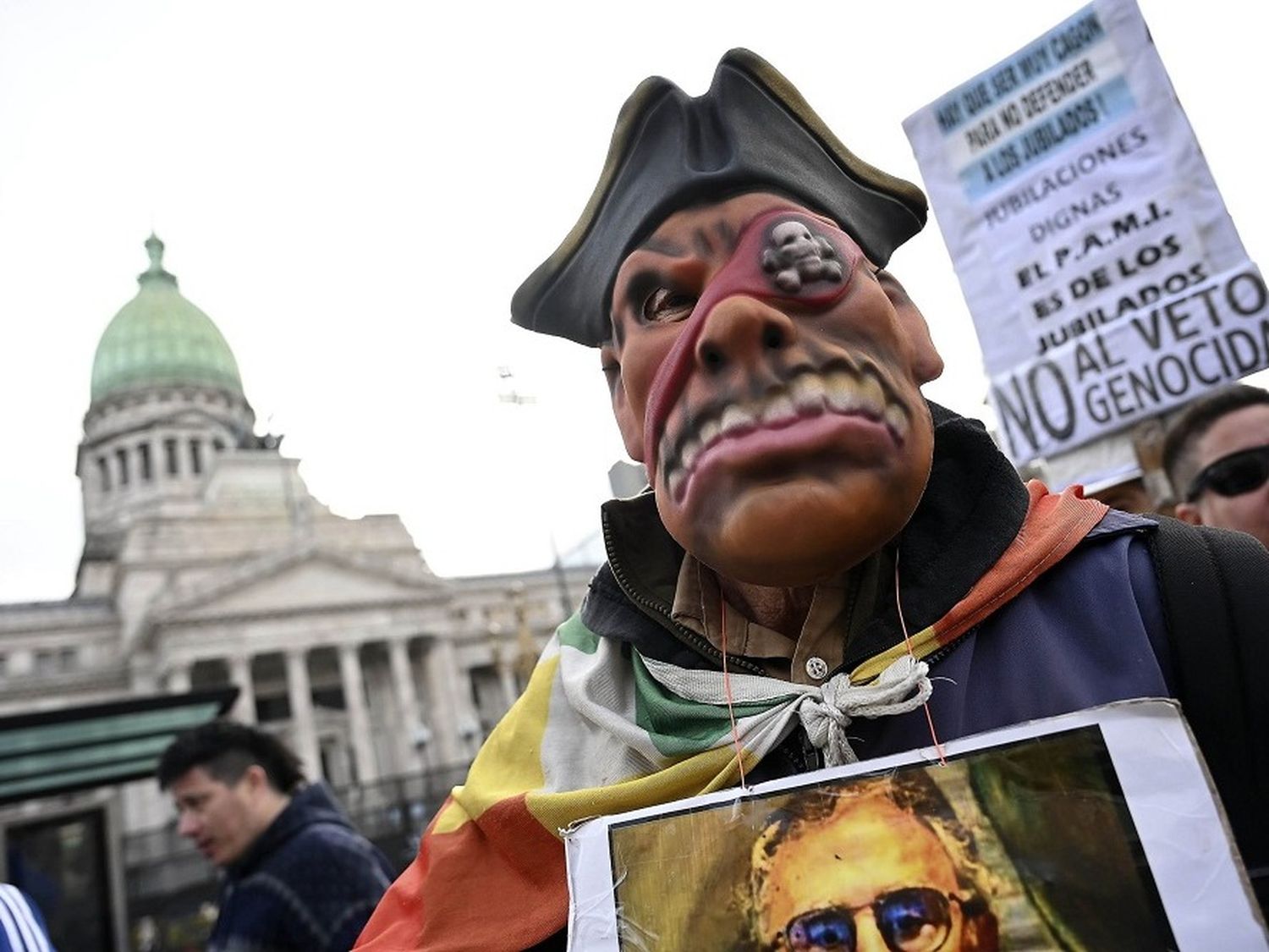 Tensión en la marcha de jubilados, que se trasladó del Congreso hacia Plaza de Mayo
