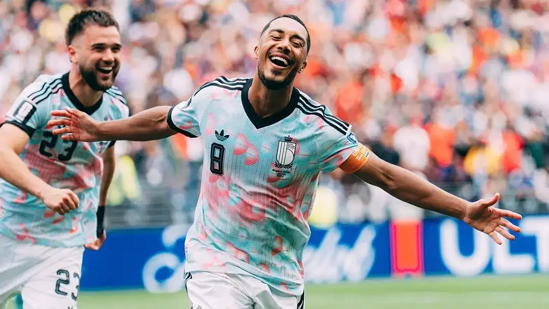 El festejo de Tielemans, acompañado por Raskin.