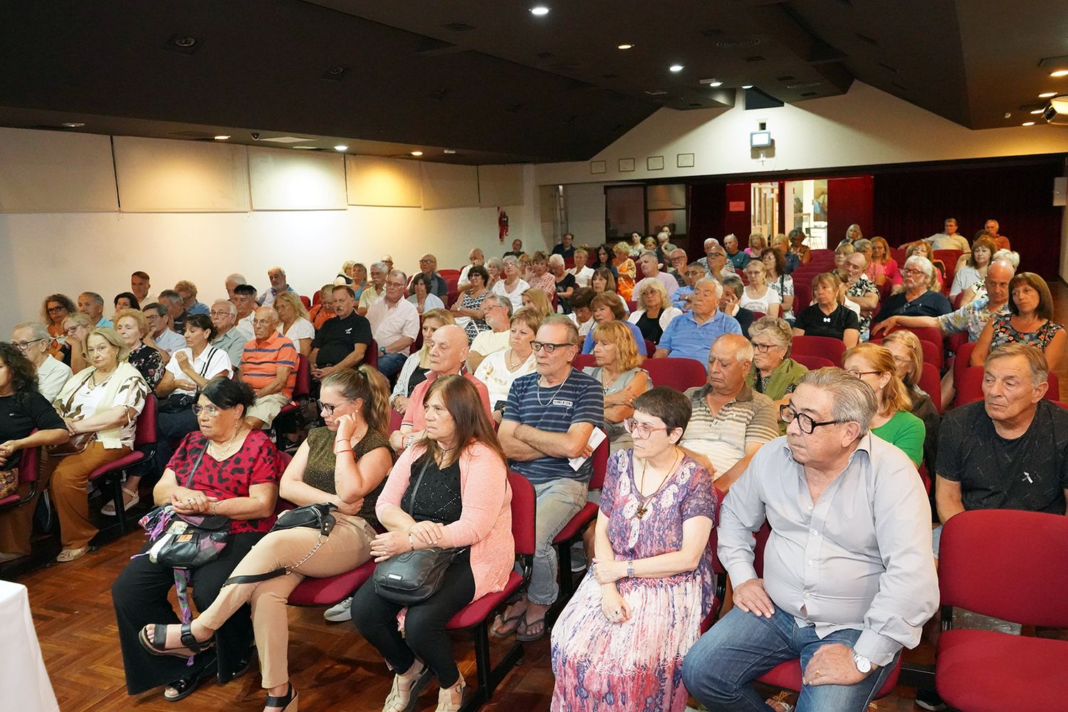Buen marco. Tuvo la charla de anoche en la sede de la Usina.